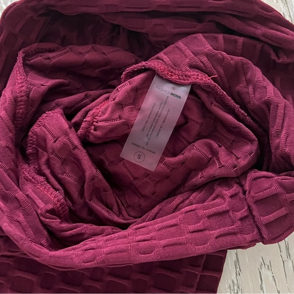 NWOT | Fashion Nova | Textured Scrunch Bum Active Leggings | Small | Burgundy - Picture 9 of 9